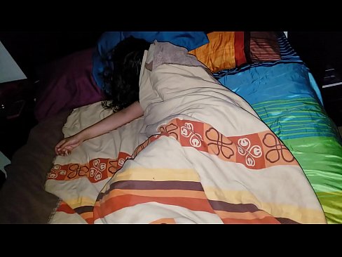 ❤️ Anak tiri berating ibu tiriné enom nalika dheweke turu. ☑ Video kurang ajar  ing kita  ❌❤